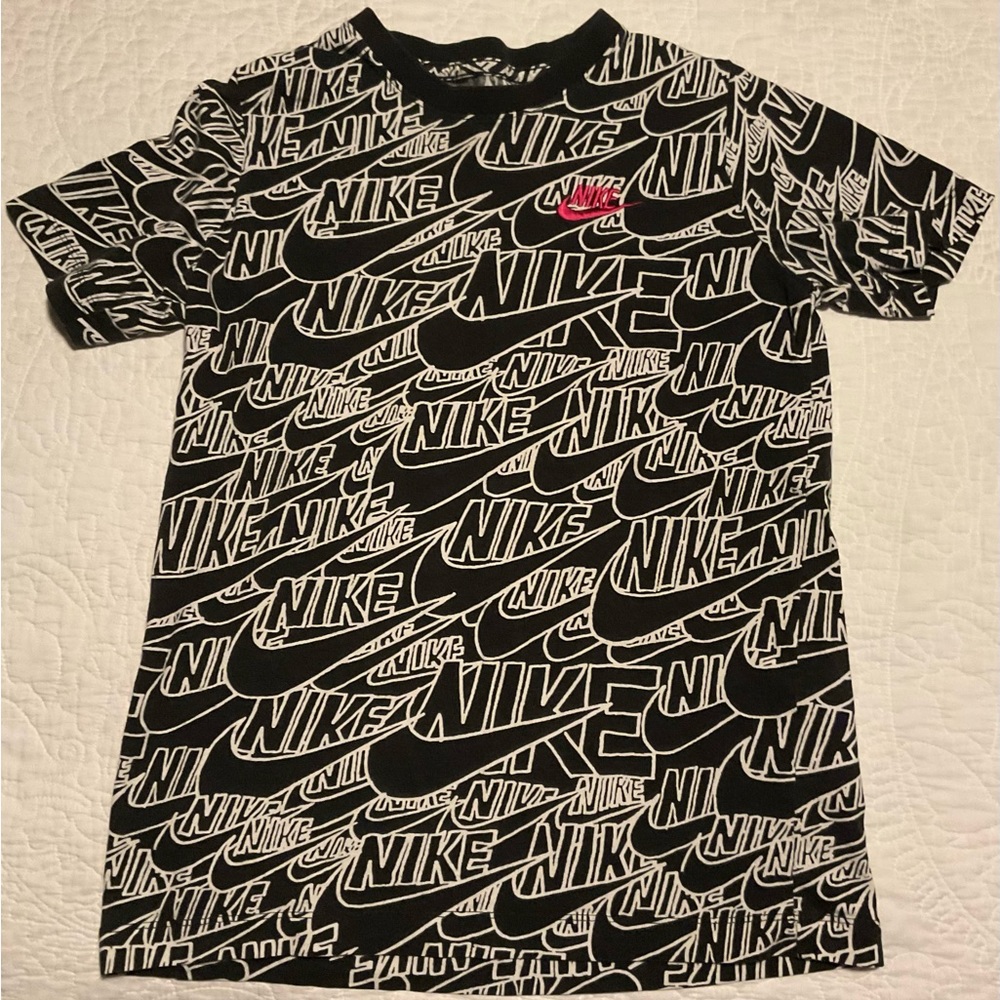 Boys Nike Tee size medium youth